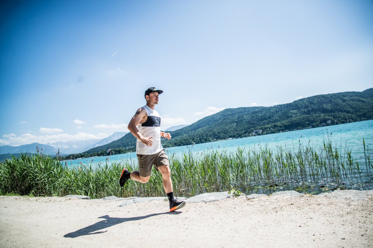 Alexander Payer beim Laufen am See