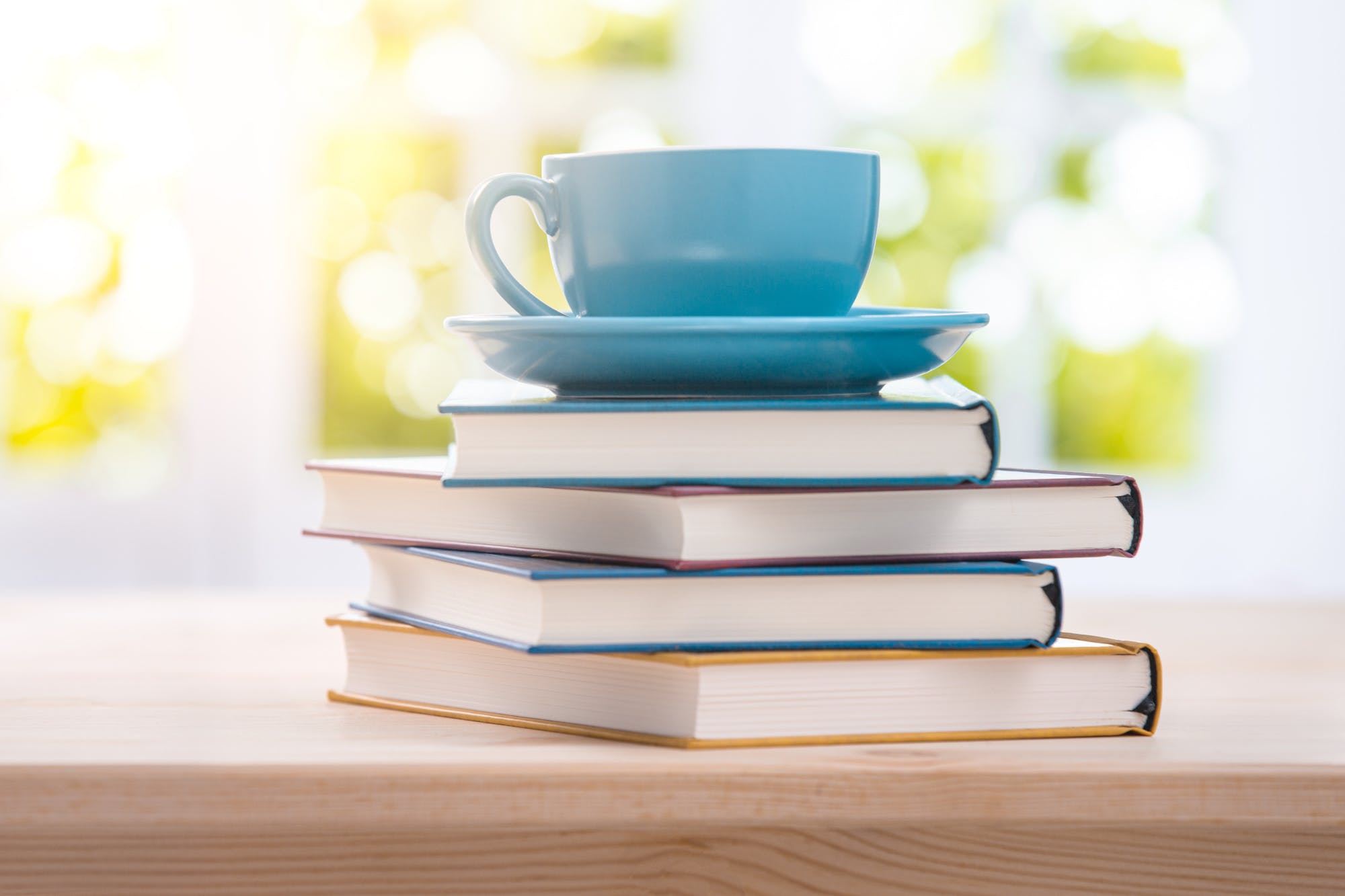 Teetasse auf Bücherstapel