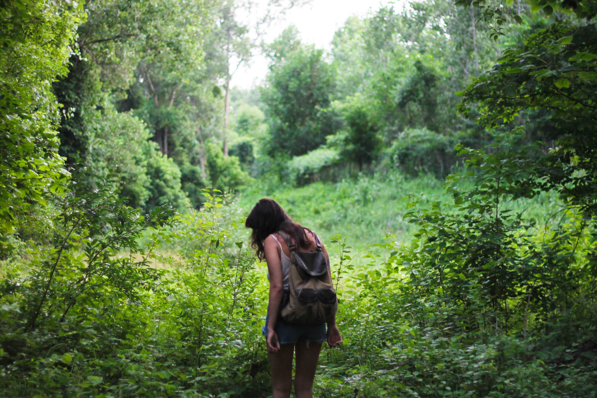 Frau mit Rucksack im Wald