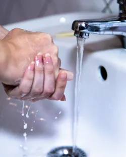 Hände im Waschbecken waschen