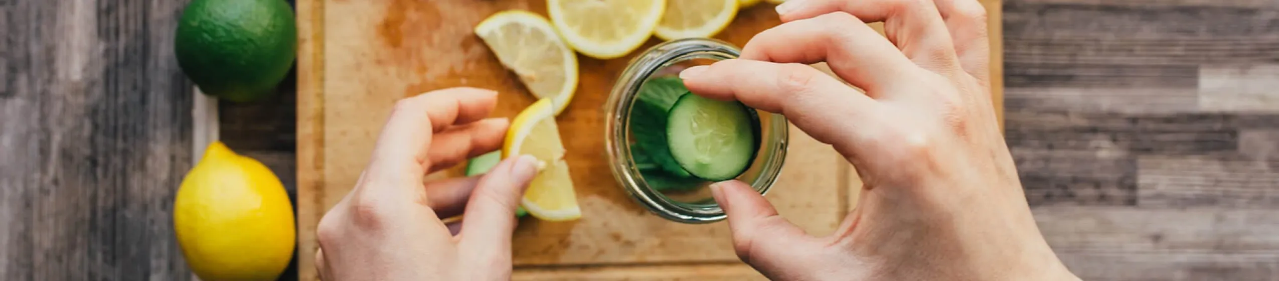 Entschlackung: Zitrone und Gurkenscheiben in einem Wasserglas