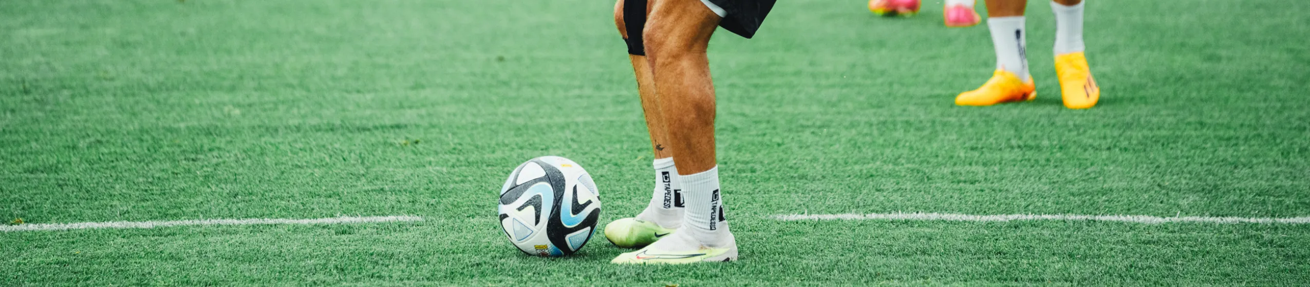 Ein Spieler von Sk Sturm Graz kickt einen Ball