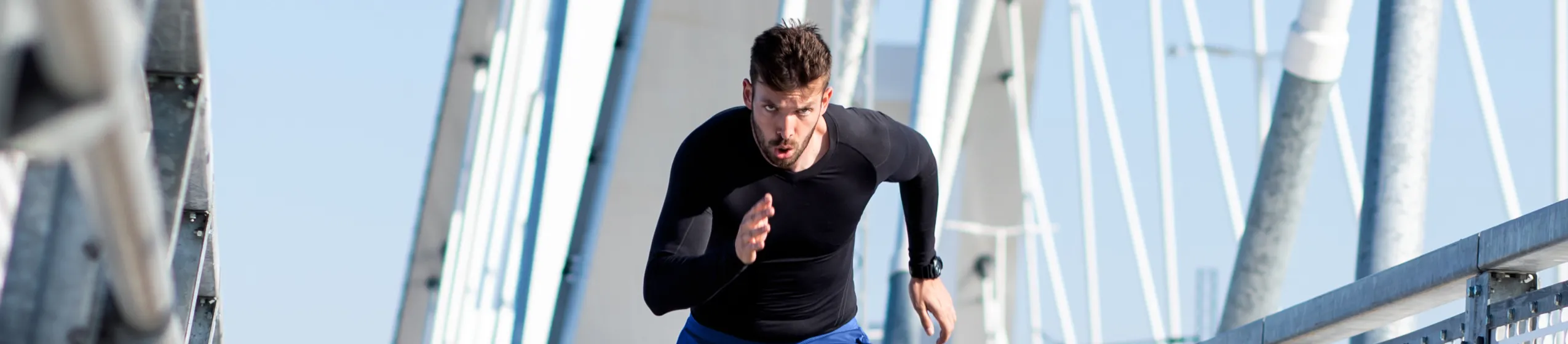 Mann läuft schnell bei seinem Intervalltraining