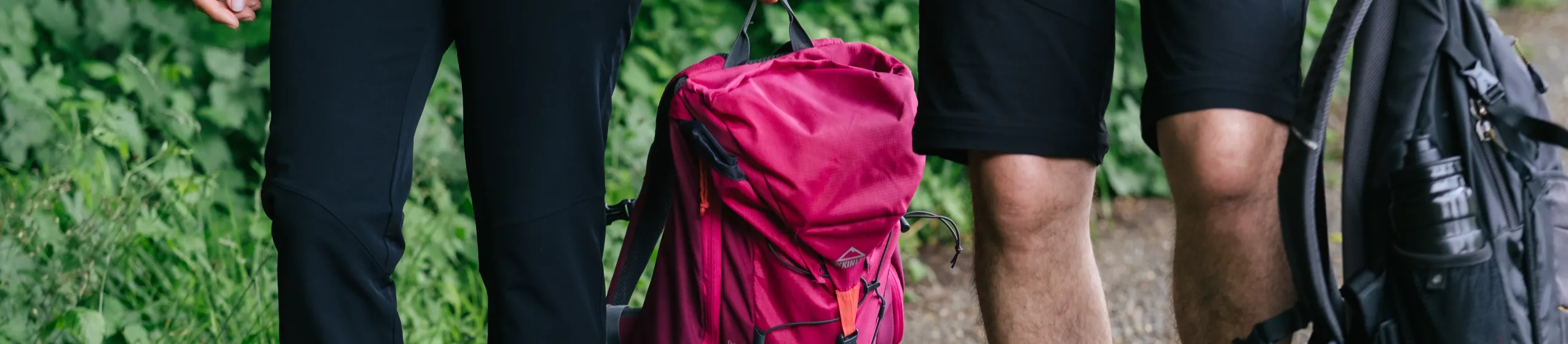 Mann und Frau gehen mit Wanderrucksack