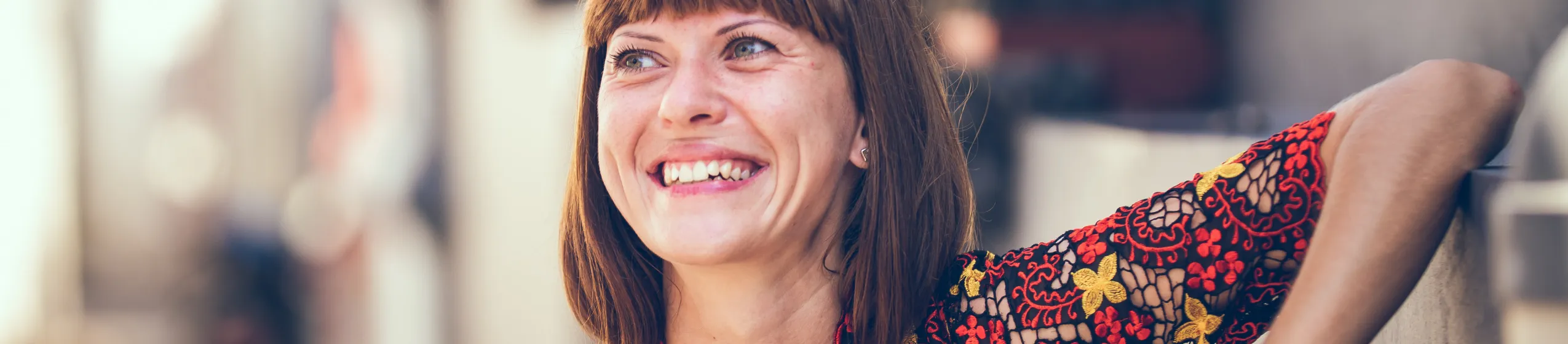 Frau mittleren Alters lächelt