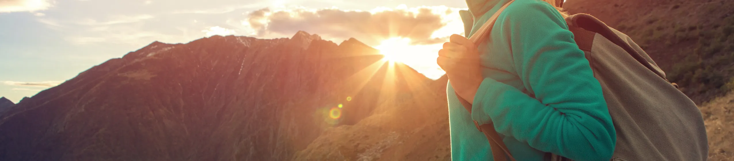 frau sonne rucksack swissmediavision wandern berge natur Abend landschaft