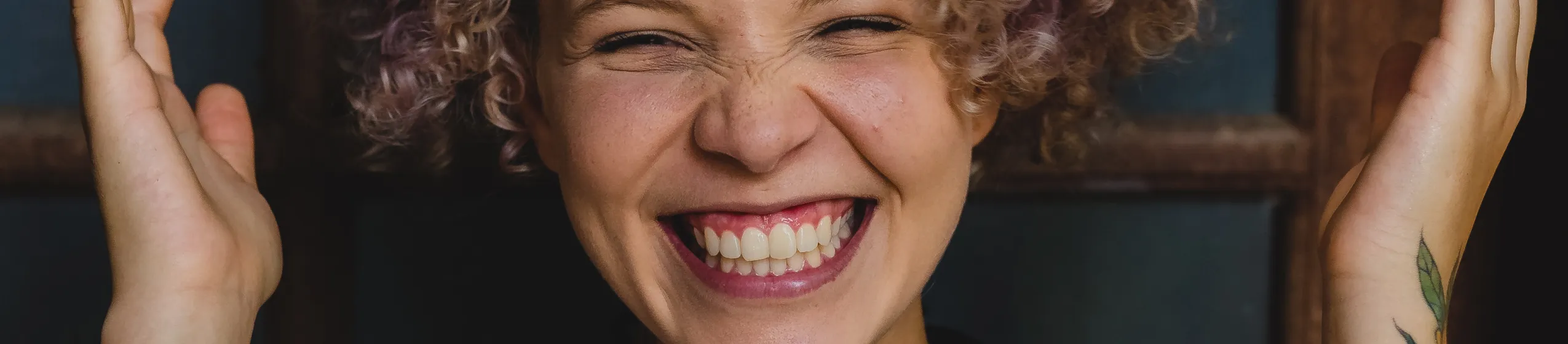 Frau lacht herzlich
