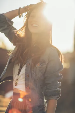 Frau mit Jeans-Jacke in der Sonne