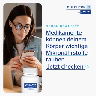 Frau blickt aufs Handy - Text am Bild: Medikamente können deinem Körper wichtige Mikronährstoffe rauben. Jetzt checken. DNI CHECK