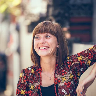 Frau lächelt