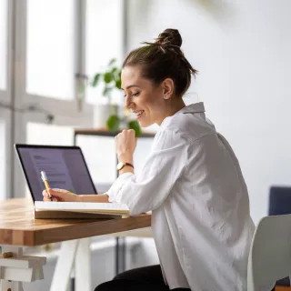 Fröhliche Frau am Arbeiten