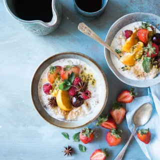 zwei Schüsseln mit Porridge