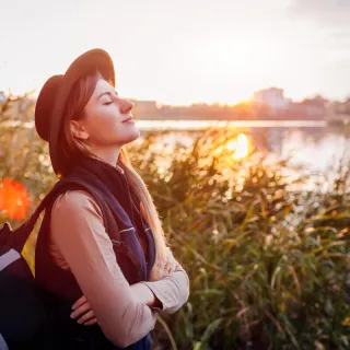 Frau lässt sich die Sonne ins Gesicht scheinen