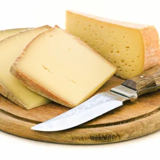 Käse auf einem Brett