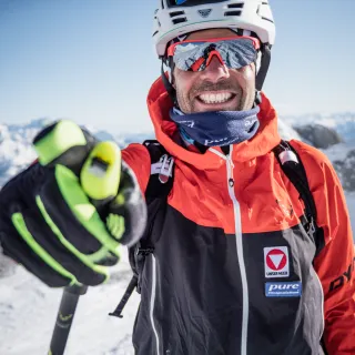 Pure Athlet Jakob Herrmann lacht in die Kamera 