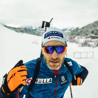 Simon Eder in voller Ski-Monitur sieht in die Kamera