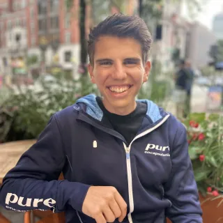 Pure Athlet Aaron Gruen mit Pure Weste