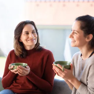 Zwei Frau mit Tee Tassen in den Händen