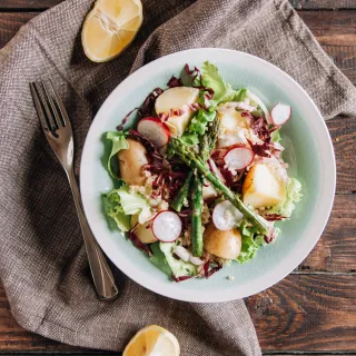 Kartoffeln und Radieschen auf Salat