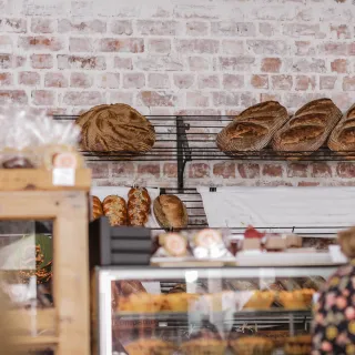 baeckerei brot brioche nicole honeywill unsplash frau verkauf backen gebäck