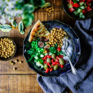 Bowl mit Kichererbsen und Gemüse