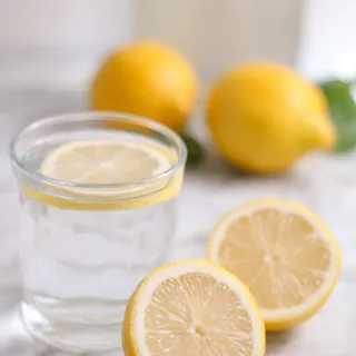 Zitronenwasser und Zitronen
