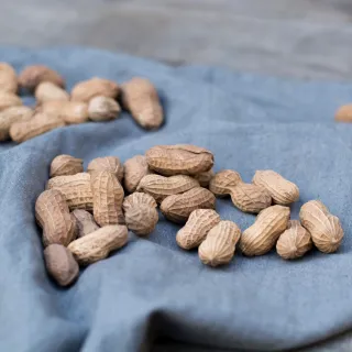 Erdnüsse auf blauem Tuch