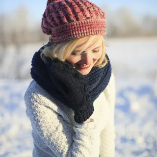 Frau mit Haube und Schal