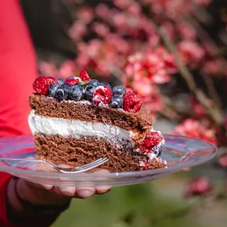 Kuchen mi Creme und Früchten auf einem Glasteller