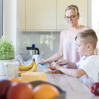 Mama und Sohn kochen gemeinsam in der Küche