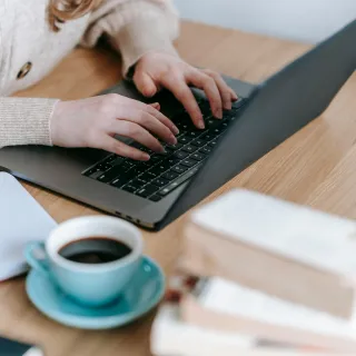 Frau tipp auf Laptop