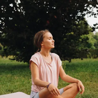 Junge Frau auf Yoga Matte