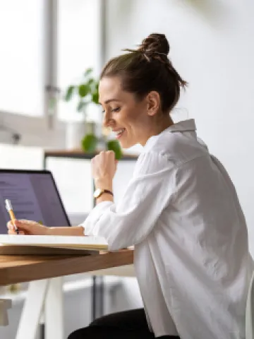 Fröhliche Frau am Arbeiten