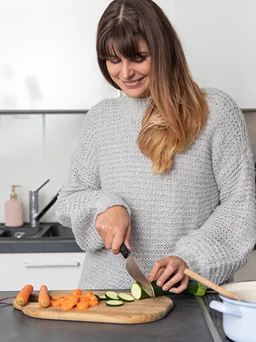 Frau beim Kochen