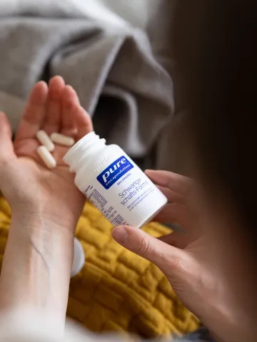 Schwangerschaftsformel wird in eine Hand ausgeleert