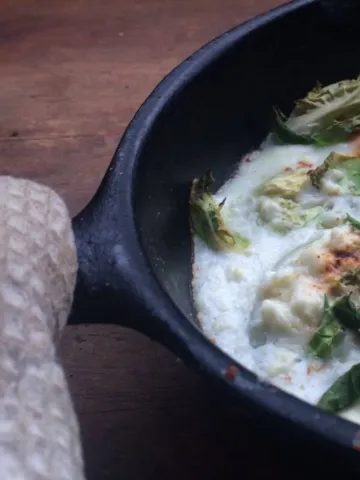 Kartoffel und Ei mit Spinat in einer Pfanne