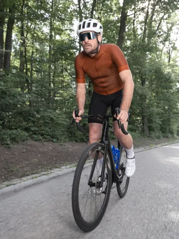 Mann fährt mit Rennrad