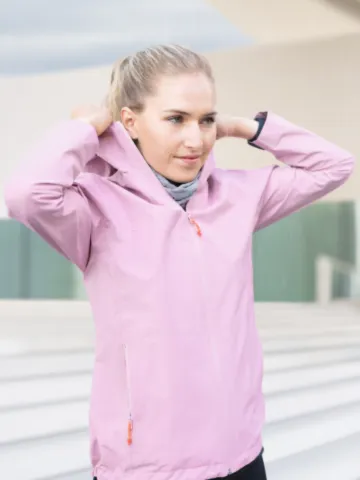 360x480 Pure C3 Image Immunsystem Immun 2024 Johanna Hiemer Johanna Regen rosa Jacke