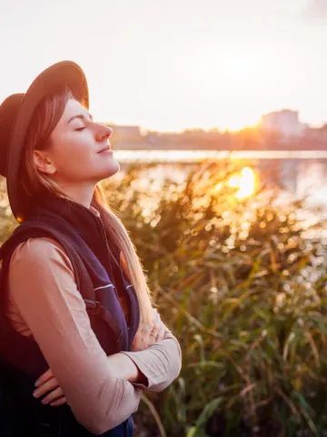 Frau lässt sich die Sonne ins Gesicht scheinen