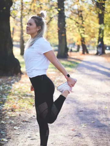 Frau in Sportkleidung beim Dehnen