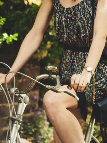 Junge Frau fährt mit dem Fahrrad