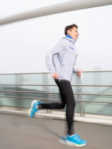 Aaron Gruen in Aktion beim Laufen