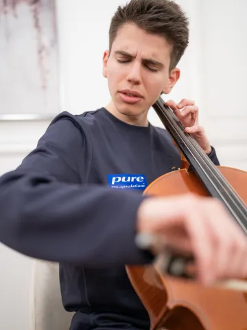 Aaron Gruen beim Spielen von seinem Cello