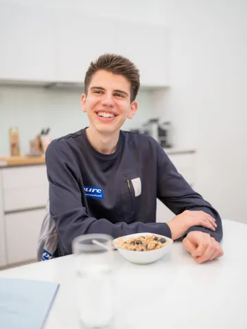 Aaron Gruen beim Frühstücken