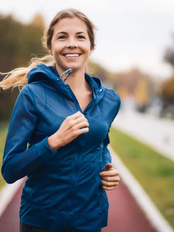 Frau läuft energiegeladen und fröhlich