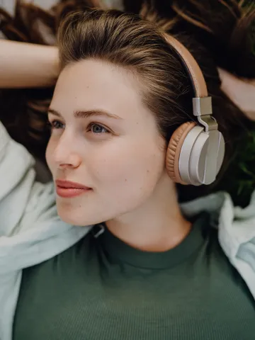 Frau mit Kopfhörern hört Musik