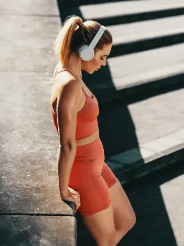 Frau erholt sich nach einer Trainingseinheit