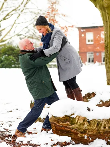 Älteres Paar im Schnee