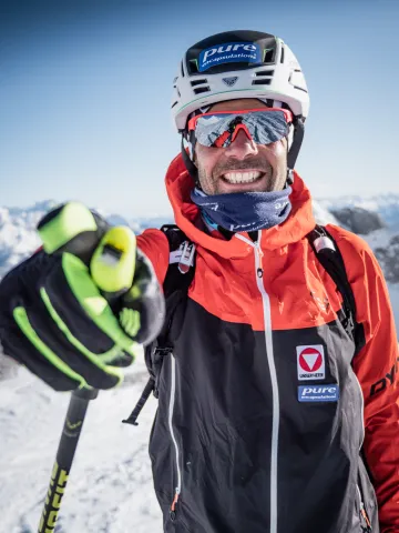 Pure Athlet Jakob Herrmann lacht in die Kamera 