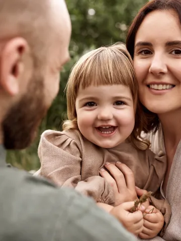 Familie mit lachelndem Kleinkind